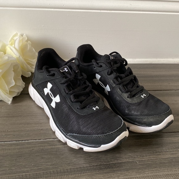 ✨ Authentic Under Armour Women’s Sneakers - Size 5 - Black/White - EUC ✨ - Picture 2 of 6